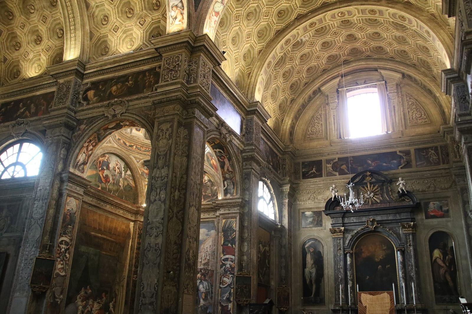 Intérieur de La Basilique Santa Maria di Campagna à Plaisance