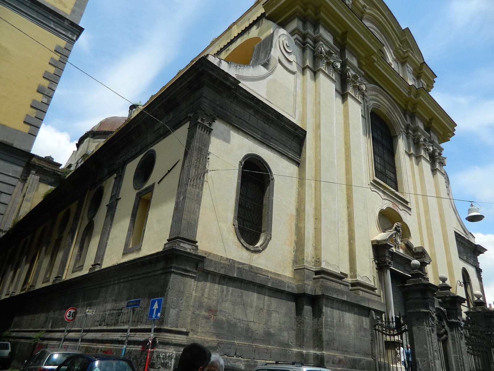 Façade de L'église des Santi Severino e Sossio à Naples