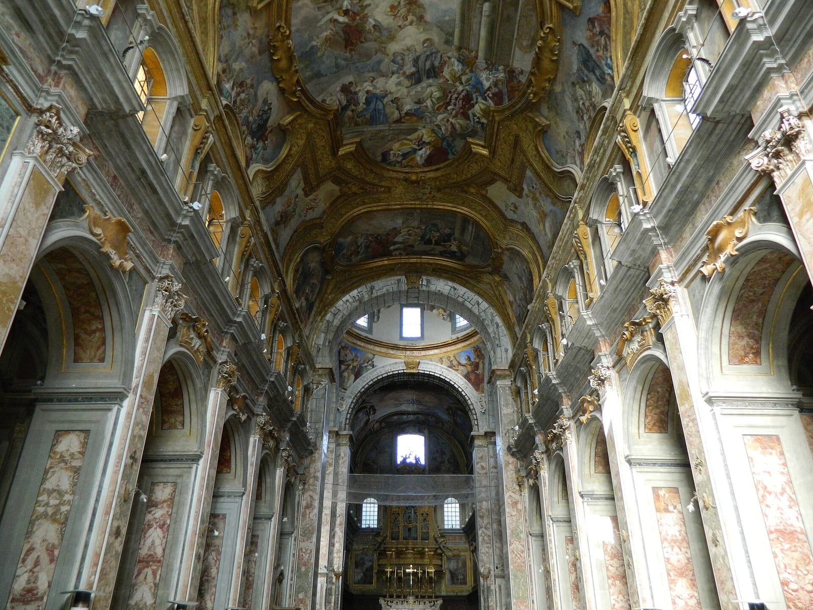 Intérieur de L'église des Santi Severino e Sossio à Naples