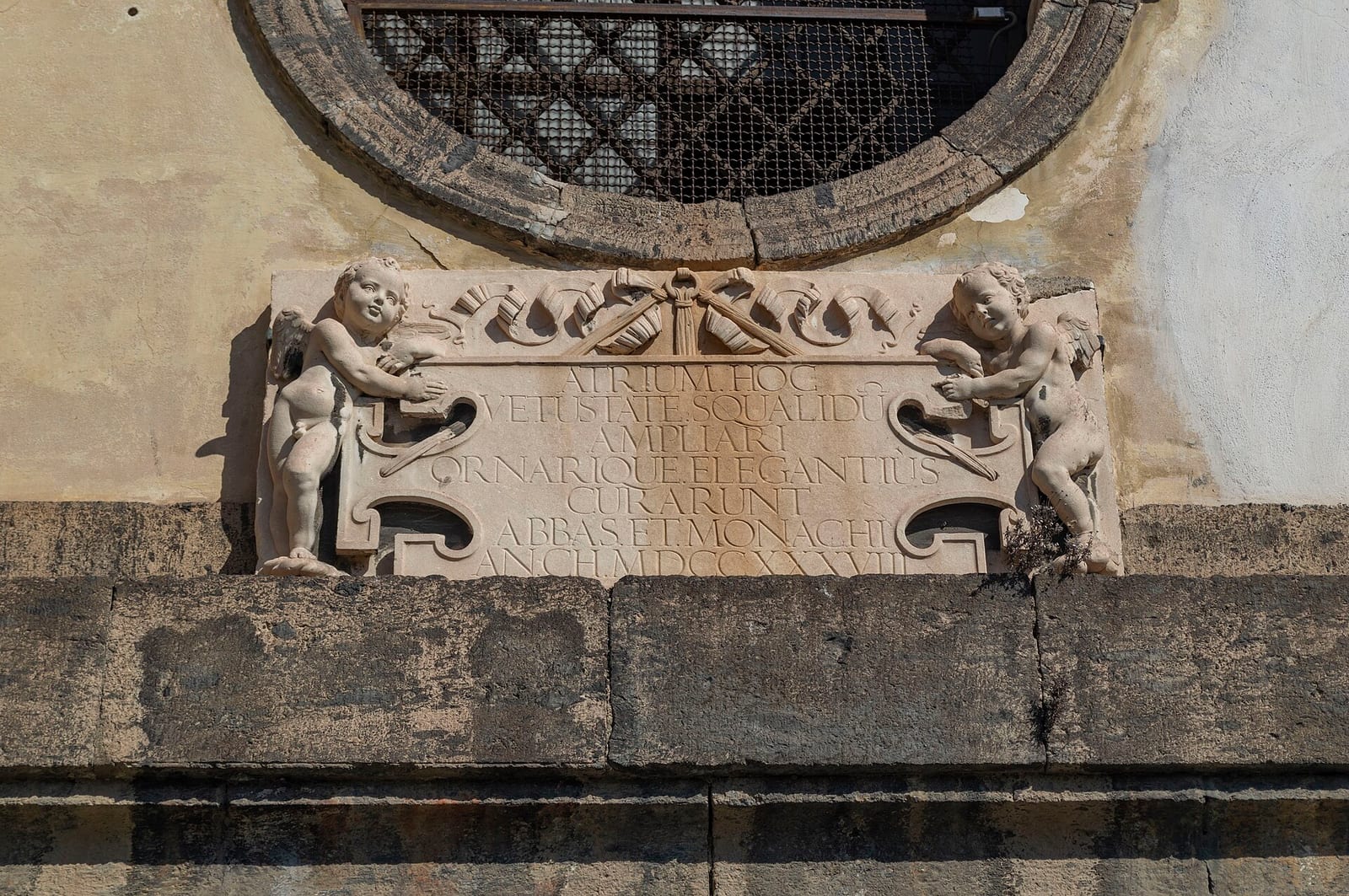 Vue de L'église des Santi Severino e Sossio à Naples