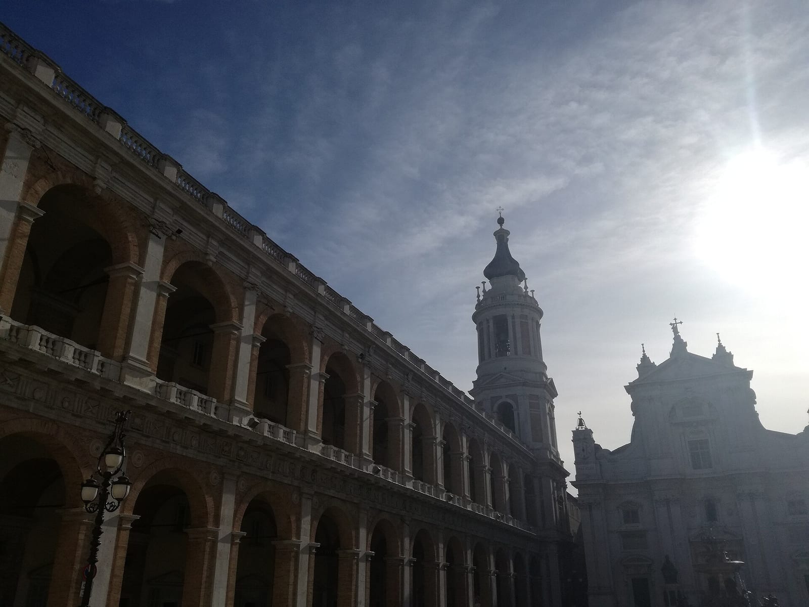 Le Sanctuaire de la Santa Casa à Lorette dans son environnement