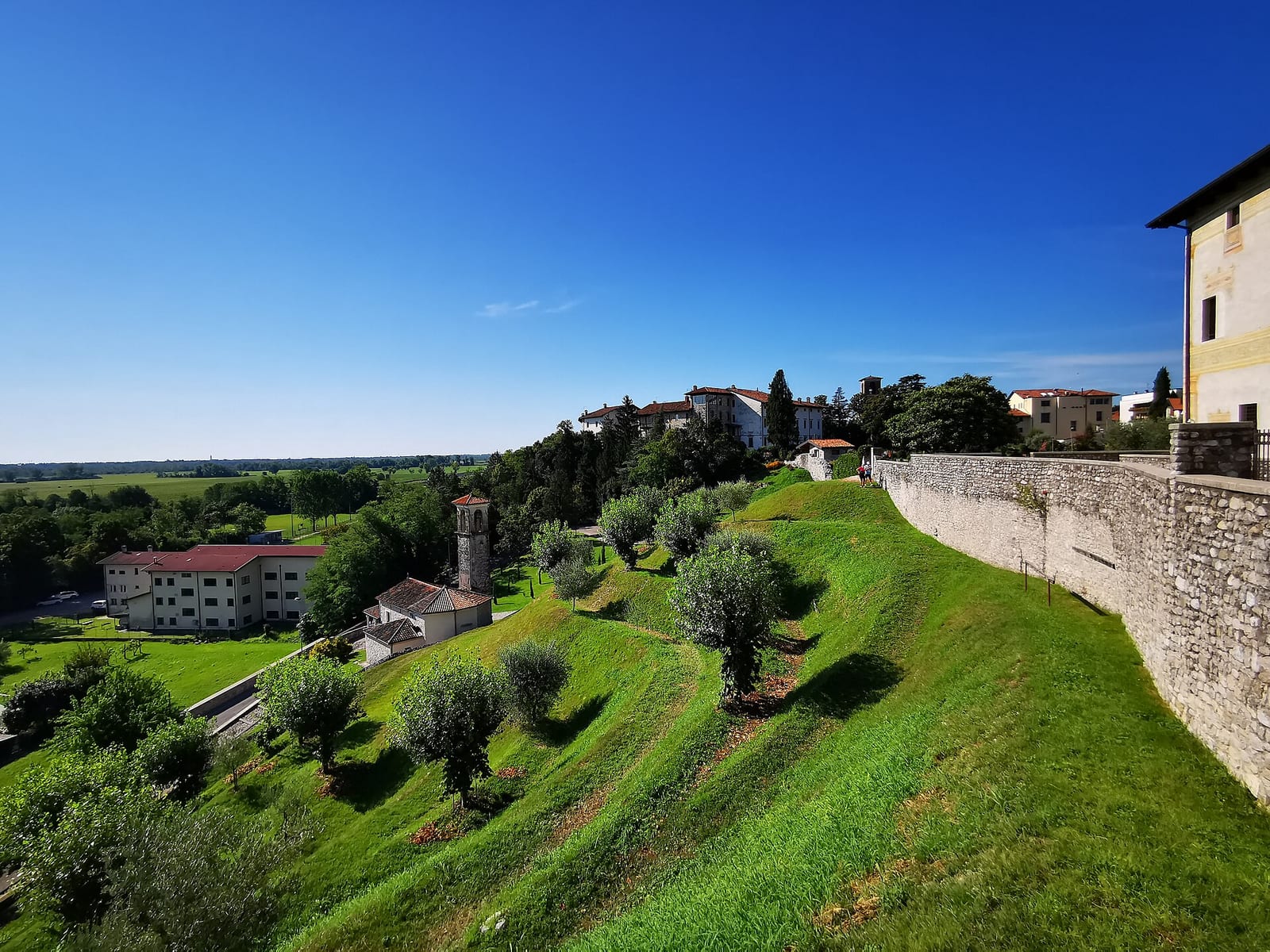 Spilimbergo (le Duomo et le Palazzo Dipinto) dans son environnement