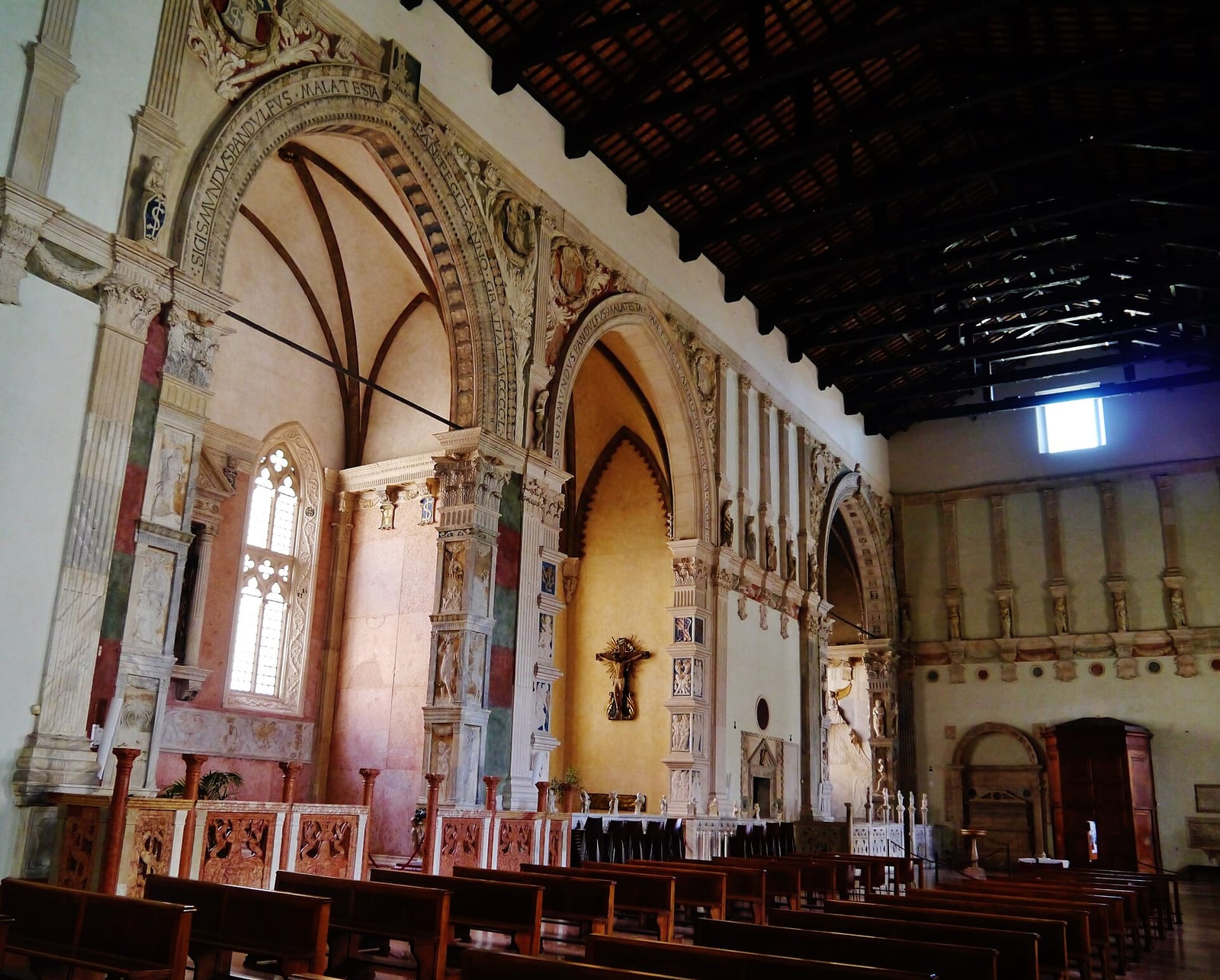 Intérieur de Le Tempio Malatestiano à Rimini