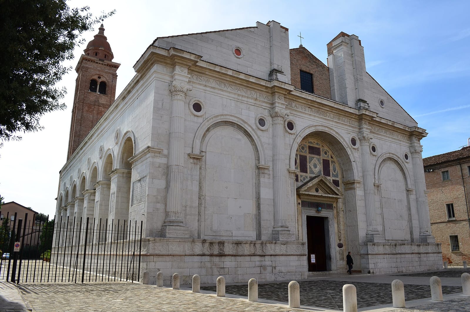 Le Tempio Malatestiano à Rimini dans son environnement