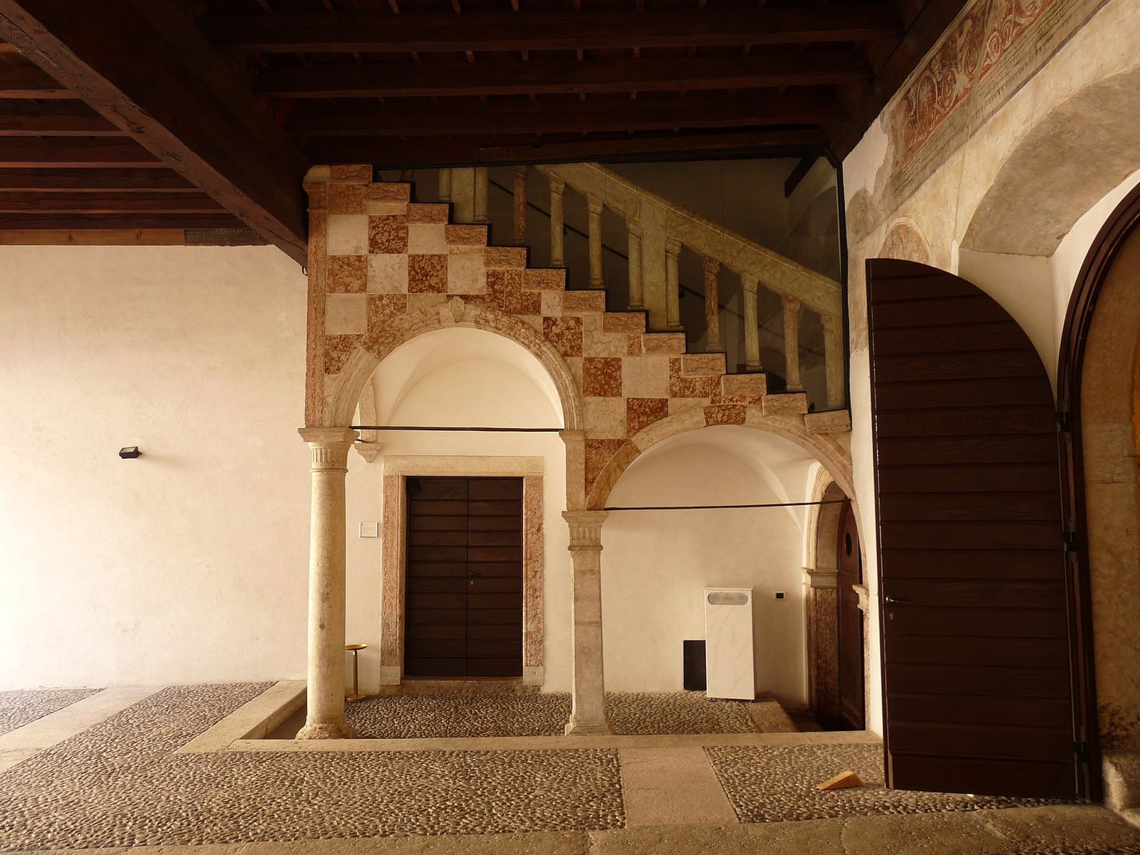 Trente, ville peinte : le Palazzo Geremia et les façades de la Renaissance dans son environnement