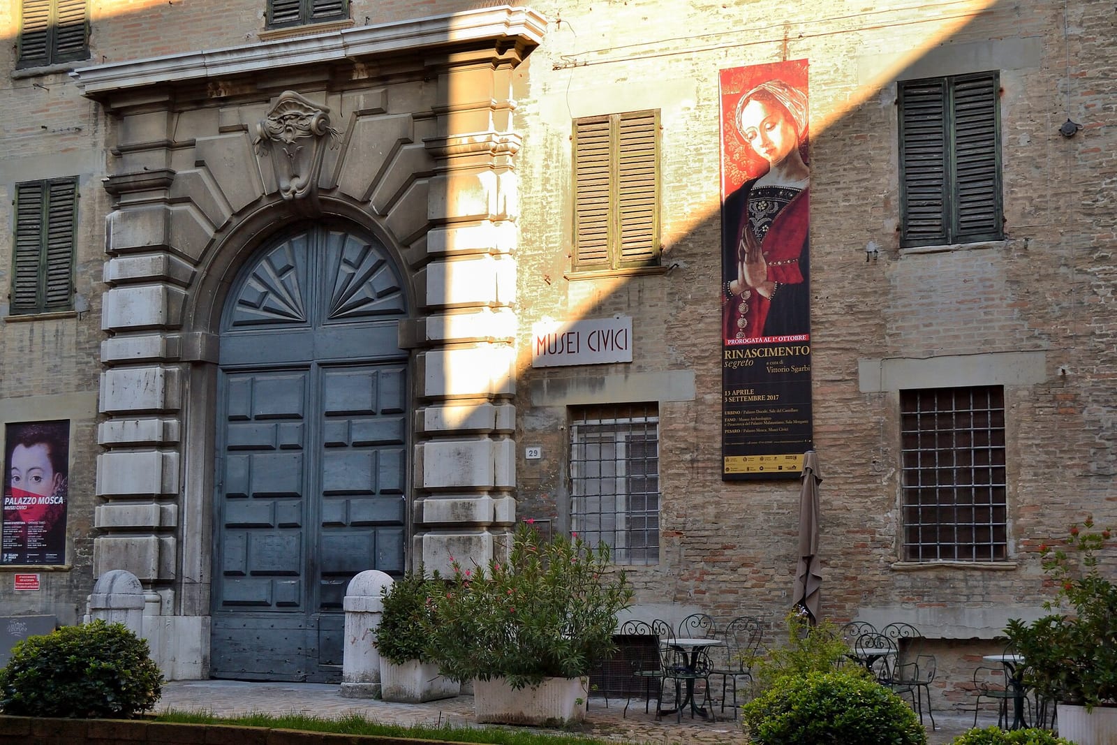 Vue de Les Musei Civici de Pesaro (le Couronnement de la Vierge de Bellini)
