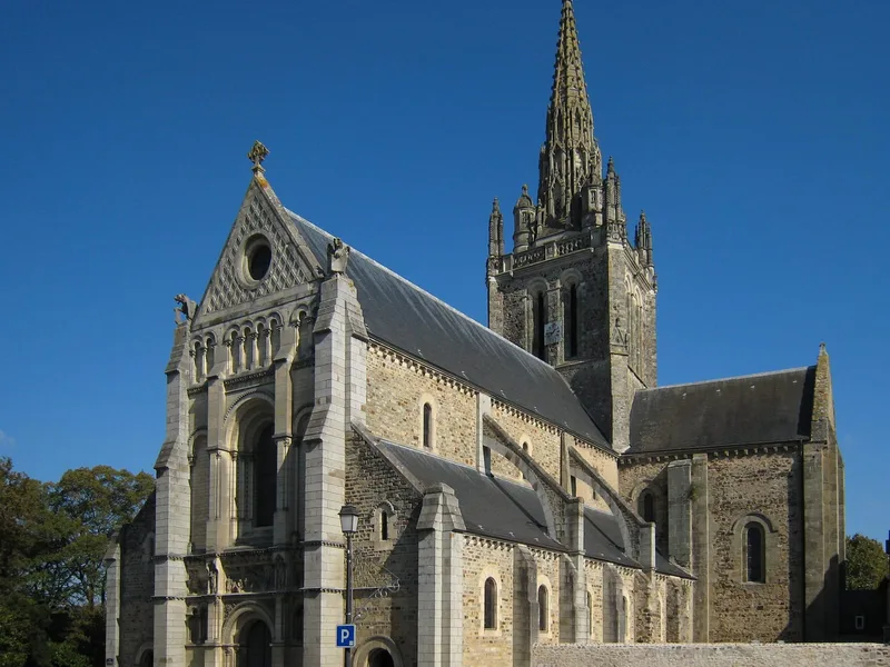 Basilique Notre-Dame d'Avesnières de Laval