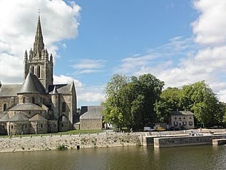 Basilique Notre-Dame d'Avesnières de Laval — édifice religieux à Laval (Mayenne (53)) (53), monument historique (Classé MH) — vue 2