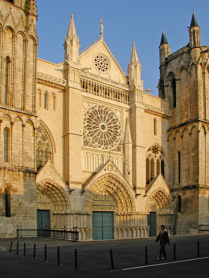 Cathédrale Saint-Pierre de Poitiers — édifice religieux à Poitiers (Vienne (86)) (86), monument historique (Classé MH)