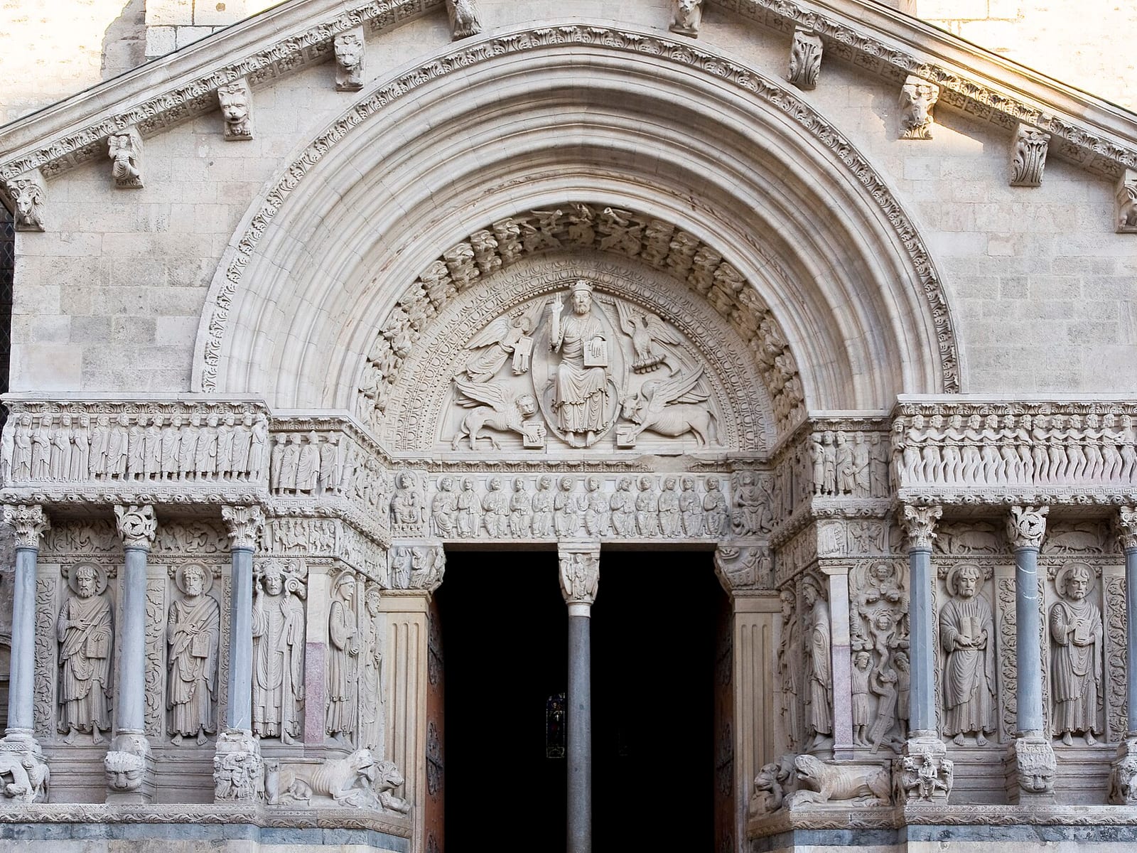 Cathédrale Saint-Trophime d'Arles — édifice religieux à Arles (Bouches-du-Rhône (13)) (13), monument historique (Classé MH) — vue 2