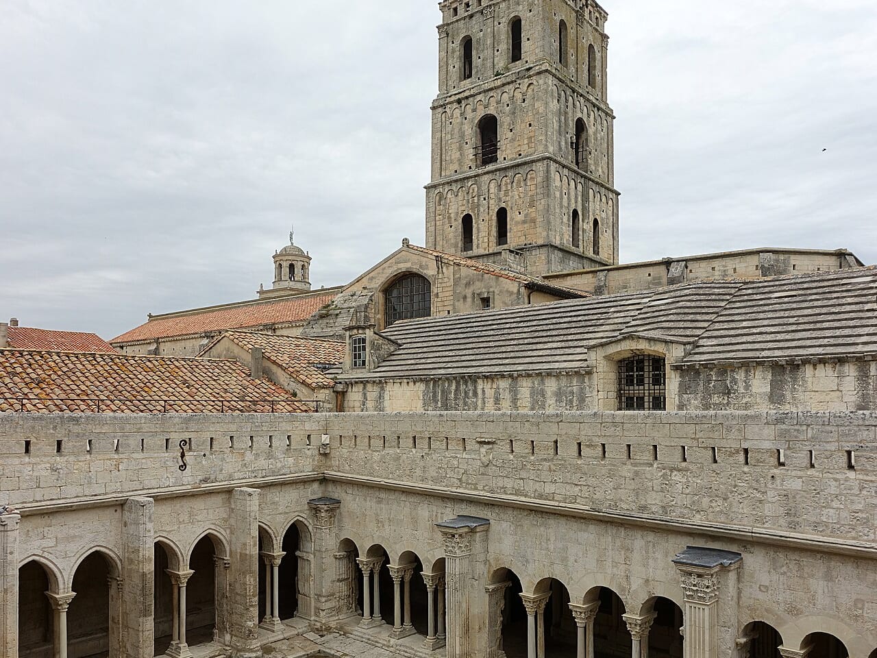 Cathédrale Saint-Trophime d'Arles — édifice religieux à Arles (Bouches-du-Rhône (13)) (13), monument historique (Classé MH) — vue 4