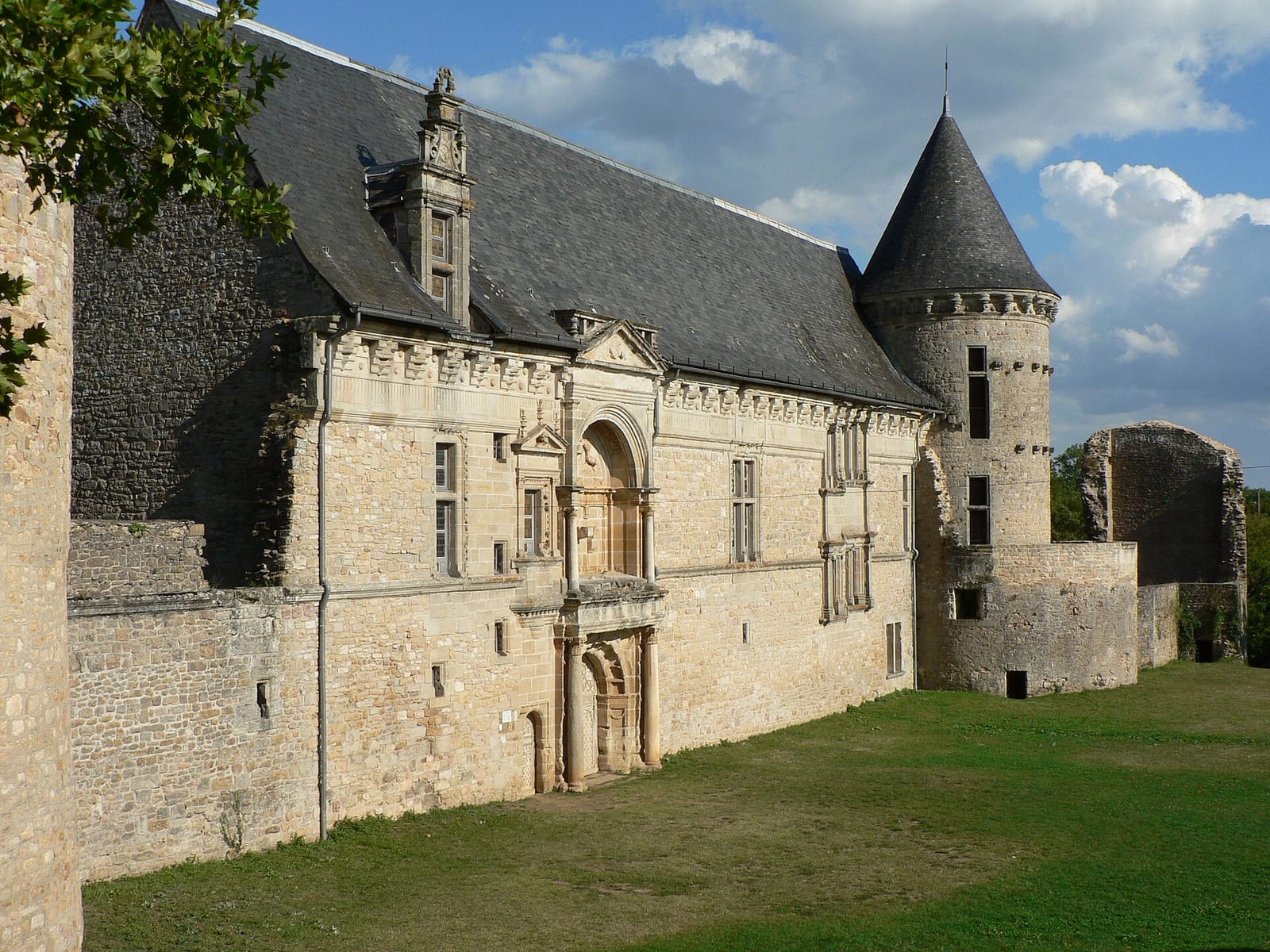 Château d'Assier — château à Assier (46), monument historique (Classé MH)