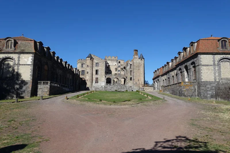 Château de Chazeron — château à Saint-Priest-Bramefant, Puy-de-Dôme, classé mh