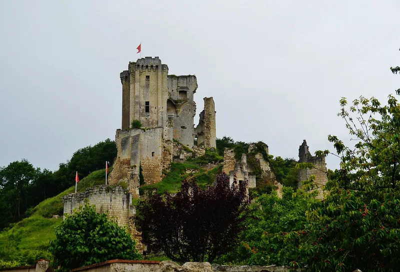 Château de Lavardin — château à Lavardin, Loir-et-Cher, façade, classé mh