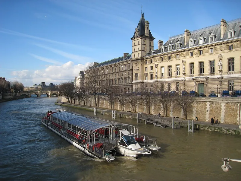 La Sainte Ampoule (reliquaire et fragments)