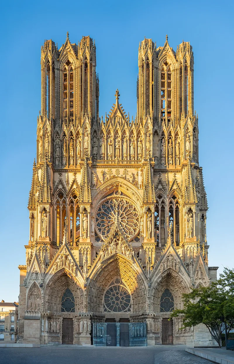 Le Couronnement de la Vierge (gâble du portail central de la cathédrale)