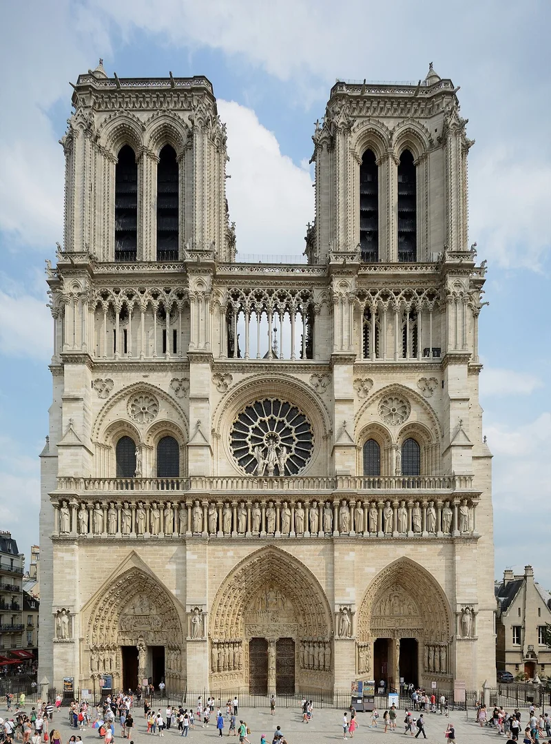 Rose de la façade sud de Notre-Dame de Paris (fragments de vitraux XIIIe siècle)