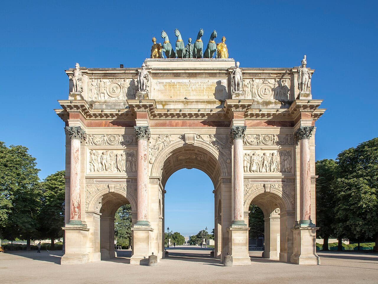 L'Allégorie de la France (façade du Louvre)